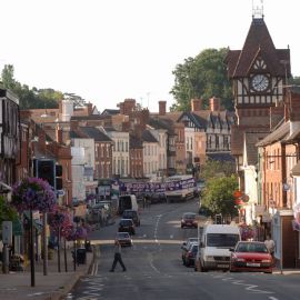 Ledbury, knižnica umiestnená vo veži s hodinami. Reštaurácia Seven Stars je takmer oproti cez ulicu.