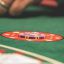 Viete, kde sa môžete naučiť hrať online poker?